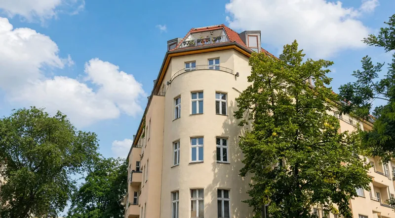 Gut geschnittene Altbauwohnung mit Balkon im hellen 3.OG - Donaustraße! — photo 1